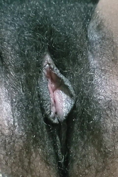 Uma mulher com buceta peluda em sua roupa de secretária