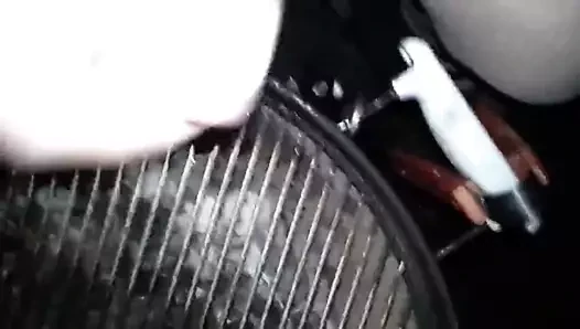 Wichse dem Nachbarn im Dunkeln auf den Grill