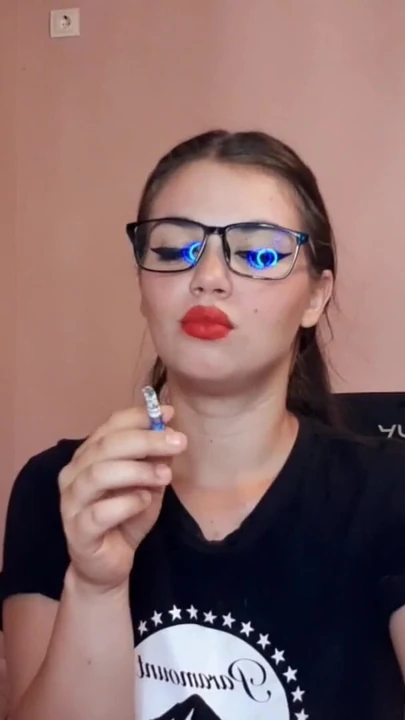 Unvergesslicher moment von "Sinnliche brünette raucht und trägt streberbrille"