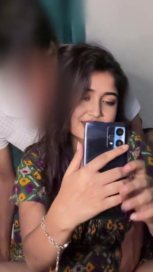 Une fille se fait caresser la chatte et sucer sa bite | Clip 2