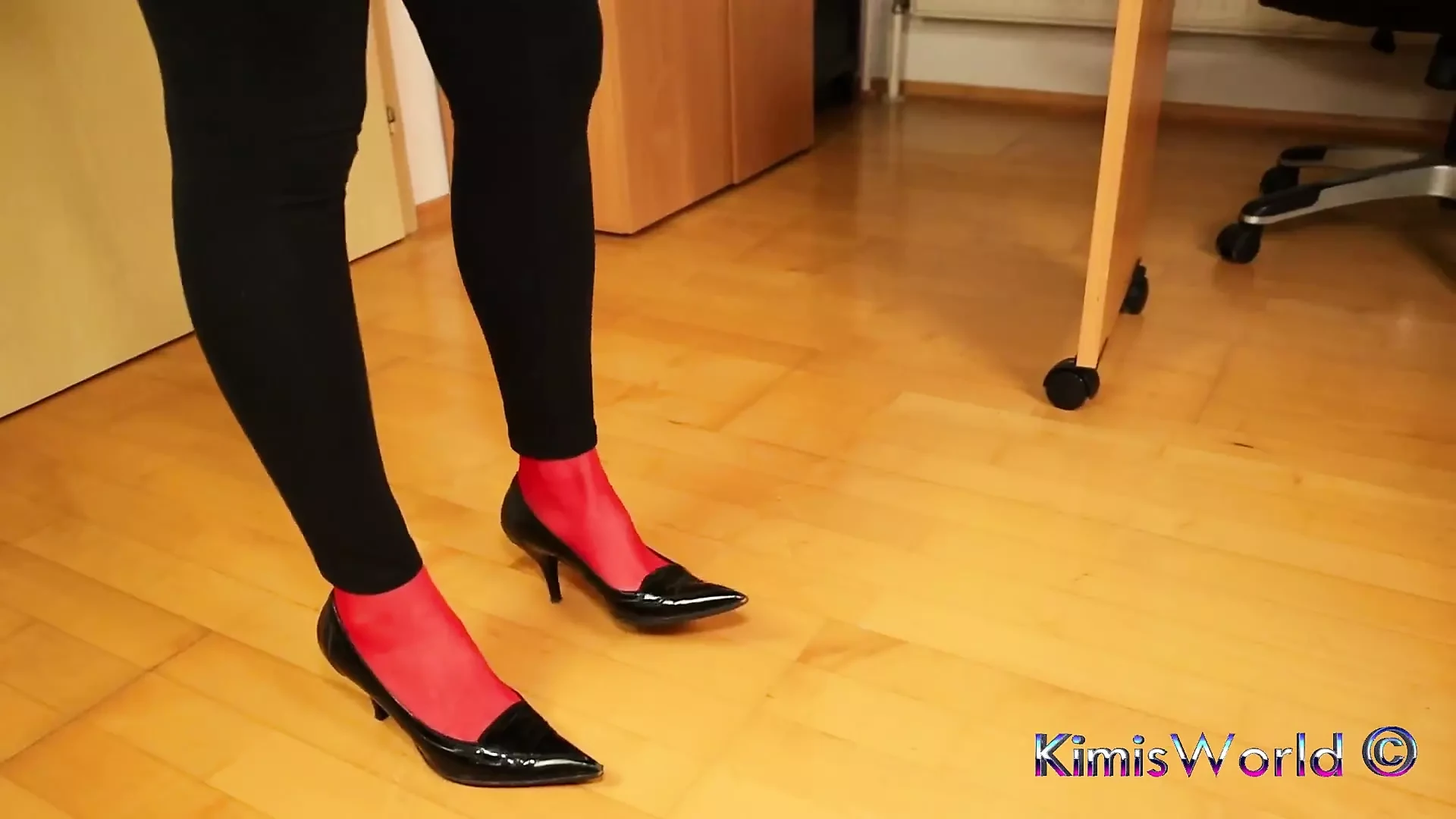 Stoking merah & footplay stiletto di bawah legging
