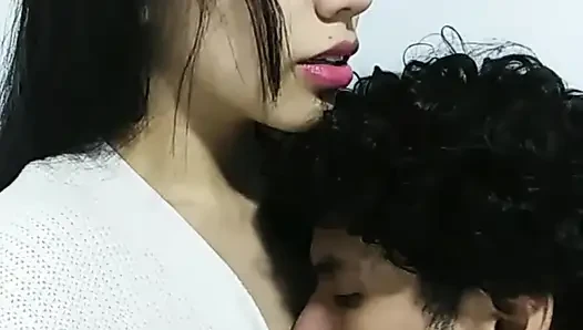 Aku mengundang sahabatku virgen dan melihat apa yang dia lakukan sendiri!