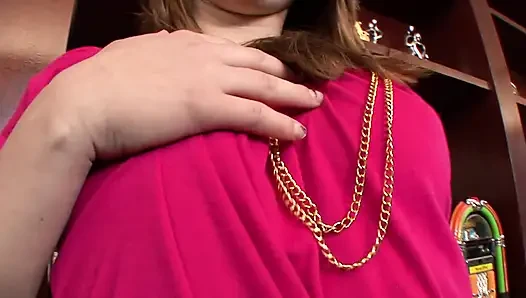 Heiße brünette strippt und bekommt ihre muschi geleckt und auf der couch gefickt
