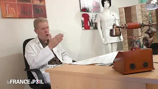 Большую сучку-брюнетку побрили и трахнули фистингом