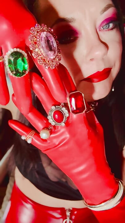 Latexhandschuhe, Schmuck &eine rauchenden königin! Tina snua lutscht eine zigarette und zeigt ihre handschuhen - Driftende baumelnde ringe