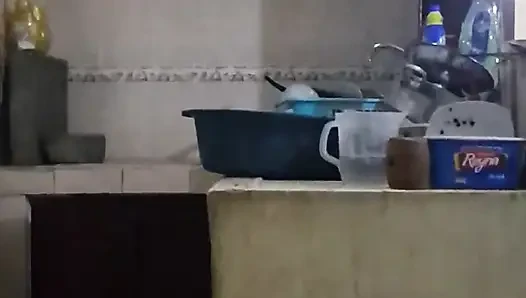 Angestellte fickt und lutscht, wenn sie schmutziges geschirr wäscht
