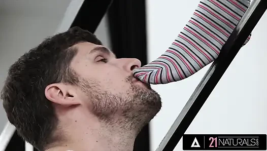 21 naturals - si cewek imut rambut pirang dengan toket kecil lagi asik ngentot kontol besar kristof sampai kakinya muncrat