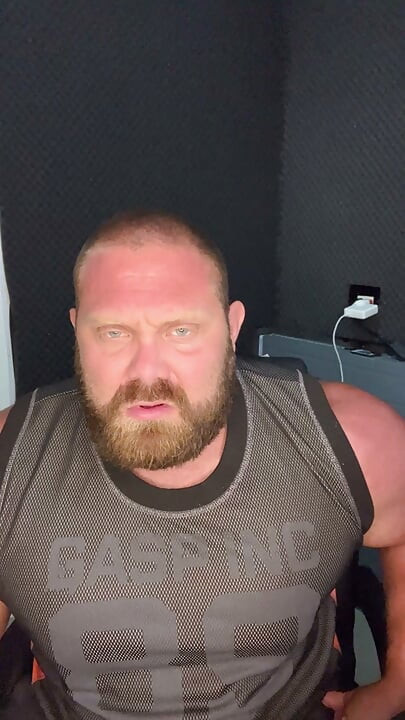 Muscle Ddy σε πιάνει να κρυφοκοιτάς
