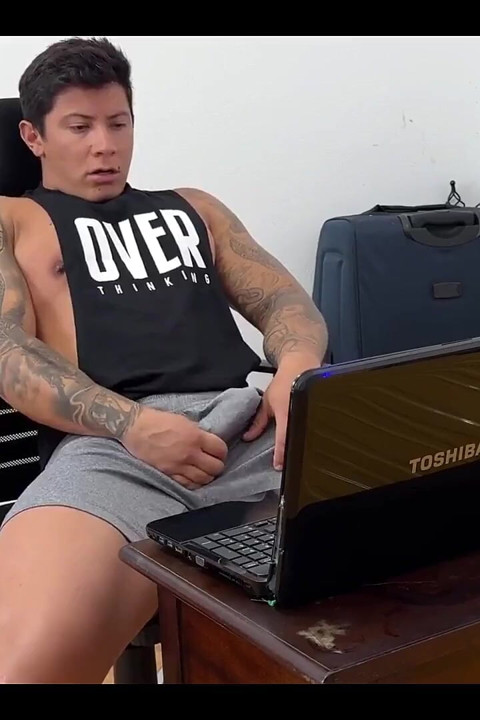 Estrela pornô sai da tela do computador para agradar seu fã com tesão