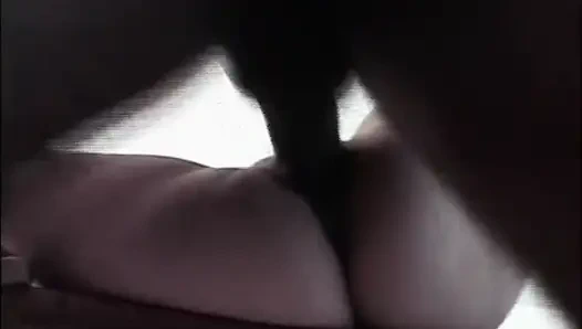 Sie hat eine enge behaarte muschi, aber sie will von dem großen, fetten schwarzen schwanz hart gefickt werden