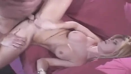 Cewek hot rambut pirang ini lagi asik fingering dan jilat beceknya sampai becek
