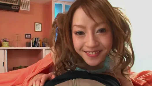 とてもかわいい日本の10代の櫻井リアは彼女の素晴らしい毛むくじゃらオマンコを伸ばします