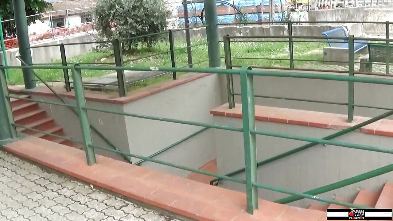 Peituda selvagem loira Jarushka Ross conhece tripulação turística por acaso e fode no lago