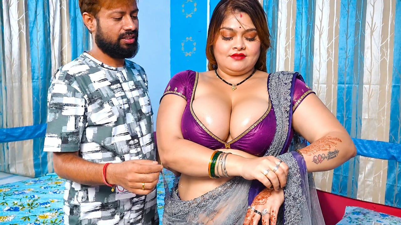 Bhaiya ke bahar jaate hi badi doodhwali bhabhi ko chod diya