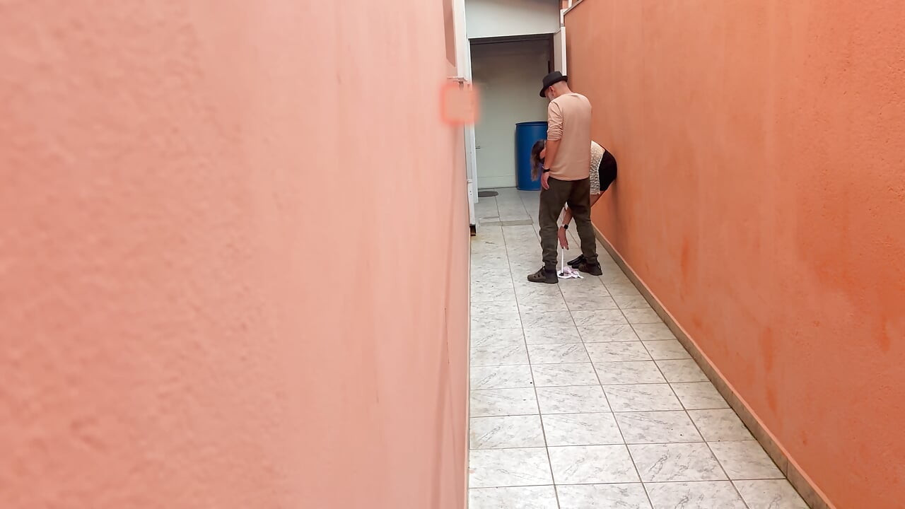 Sokakta kör kızla donma etiketi oynuyor.