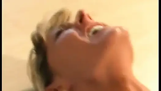 Blonde büro-sekretärin aus deutschland ist hier, um seinen schwanz zu befriedigen