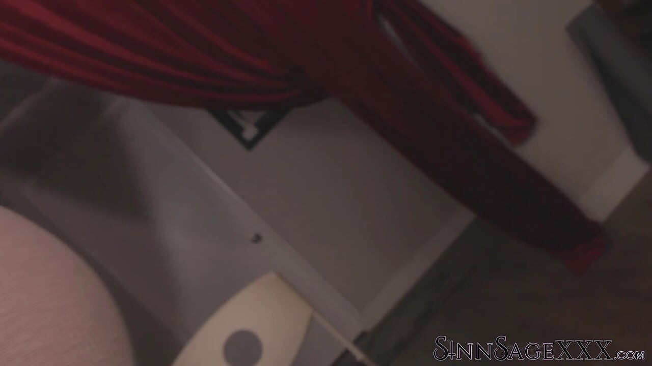 Uimitoarea matură Sinn Sage își scutură curul în timp ce dansează seducător
