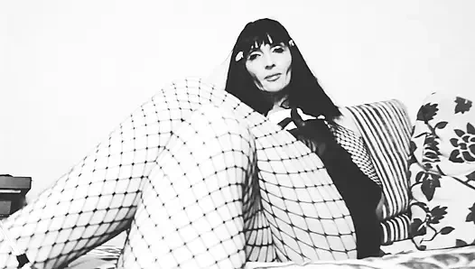 Соло госпожи БДСМ, страпон, большой черный член в латексе, милфа в черном белом