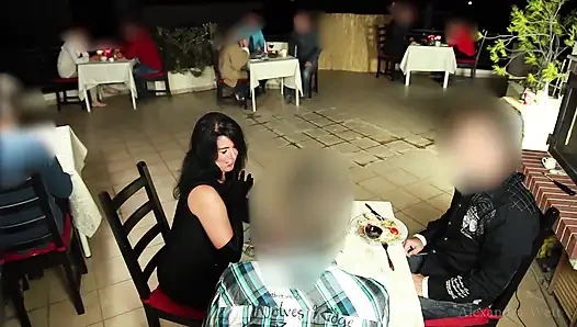 Halka açık aşırı! Bir restoranda ateşli yalama ve sikiş grup seks