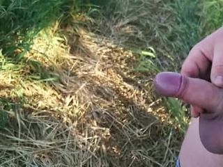 Ryzykowne - pissing in the field.mp4