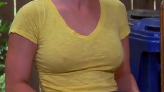 Kaley Cuoco Pokies - chemise moulante à forte poitrine