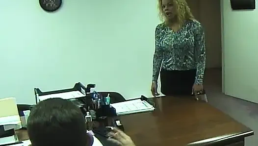 Sekretaris sempurna di saat stoking anal disodok di kantor