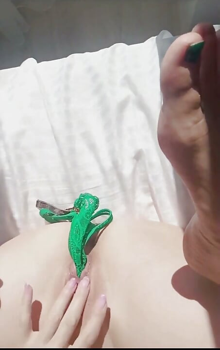 Fyllda söta stringtrosor i min blöta fitta