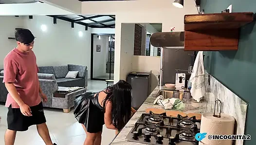 Çok azgın esmer tembel ruhumu dışarı çıkarmam için bana lezzetli bir sakso çekiyor