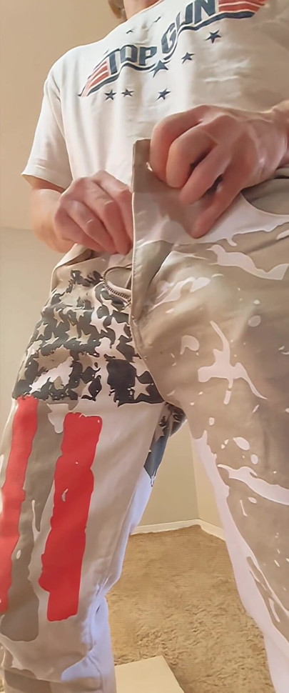 Büyük yaraklı yalnız erkek büyük yaraklı eller serbestçe büyüyor ve büyük boşalma