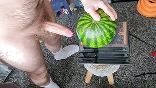 Masturbando usando uma melancia