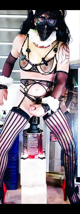 Femboy sexy lingerie die grote zwarte dildo berijdt