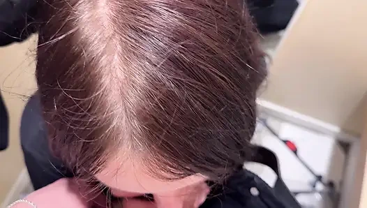 Blowjob von einer Milf in der Umkleidekabine des Einkaufszentrums