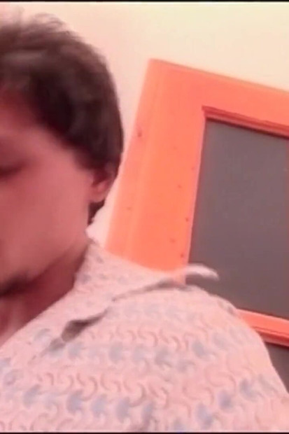 Muie și spermă în gura unei pule mari pentru o mamă sexy blondă în baie