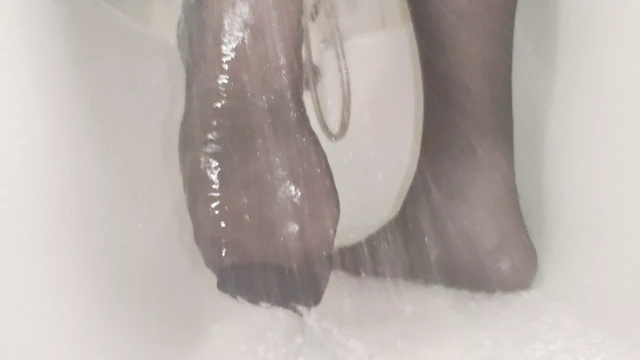 showering feet in nylon pantyhose foot fetish