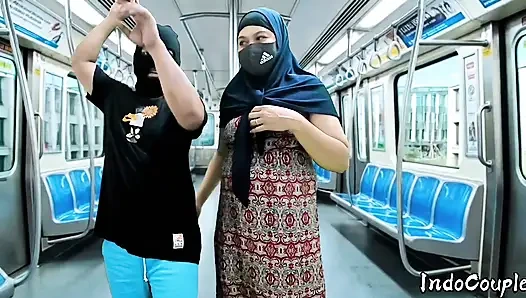 Hijab-Asiatin gefickt in einem Zug Hijab-Busty Asiatin gefickt in einem Zug