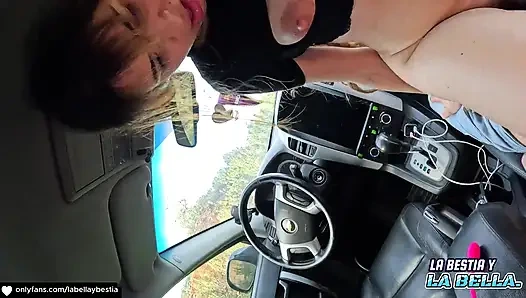 18-jährige Frau; fahren ihr auto, während ihre vagina vibriert, ficken wir am ende anal in der Öffentlichkeit, heiß!!