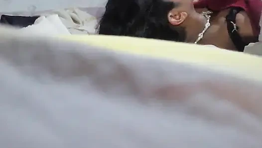 Aku melihat ibu tiriku menyentuhnya sendiri dan aku masuk ke dia