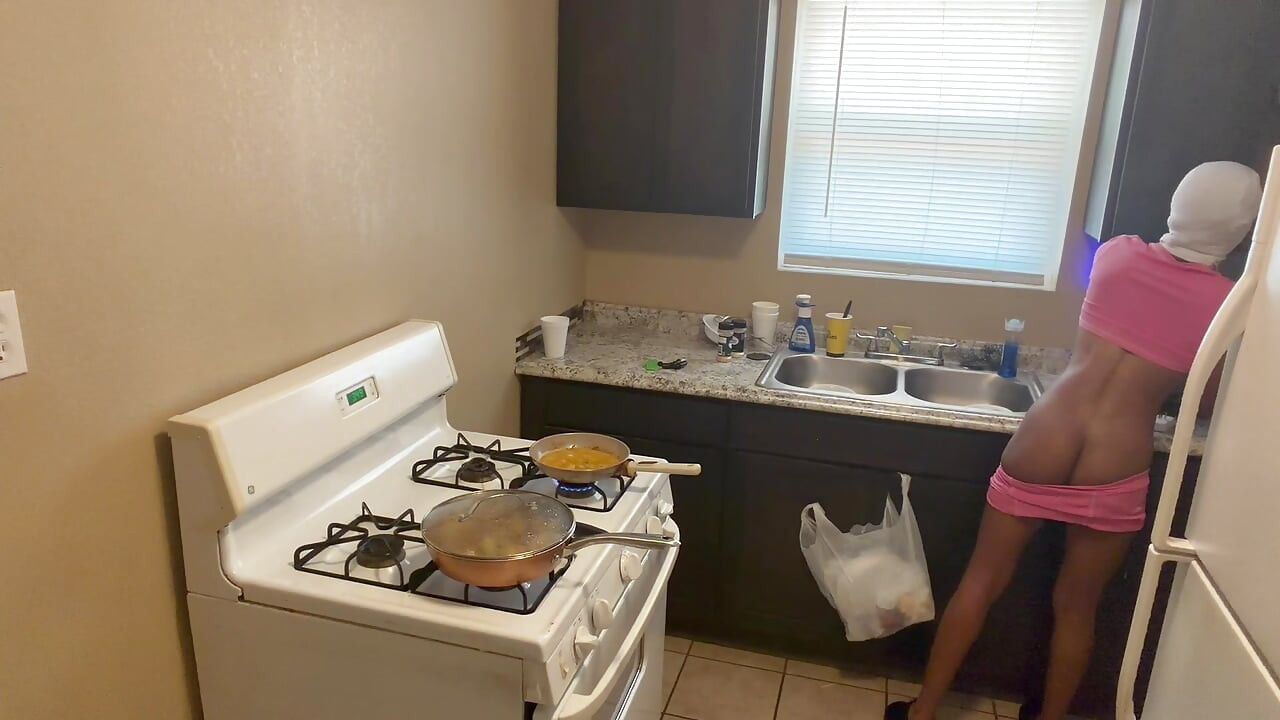 Hot babe naked making breakfast for her boyfriend m