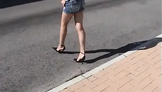 Mikro etekli, külotlu çorap ve yüksek topuklu ayakkabılar