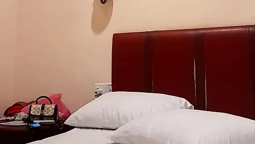 Janda karir ini dientot habis-habisan sama cowok yang lagi beruntung ini!