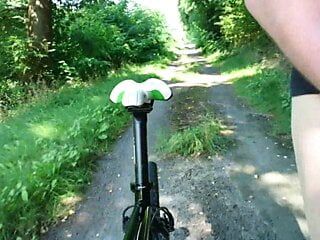 Tesão ao andar de bicicleta de meia-calça