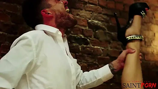 Victoria Summers Is the Ideal Housewife