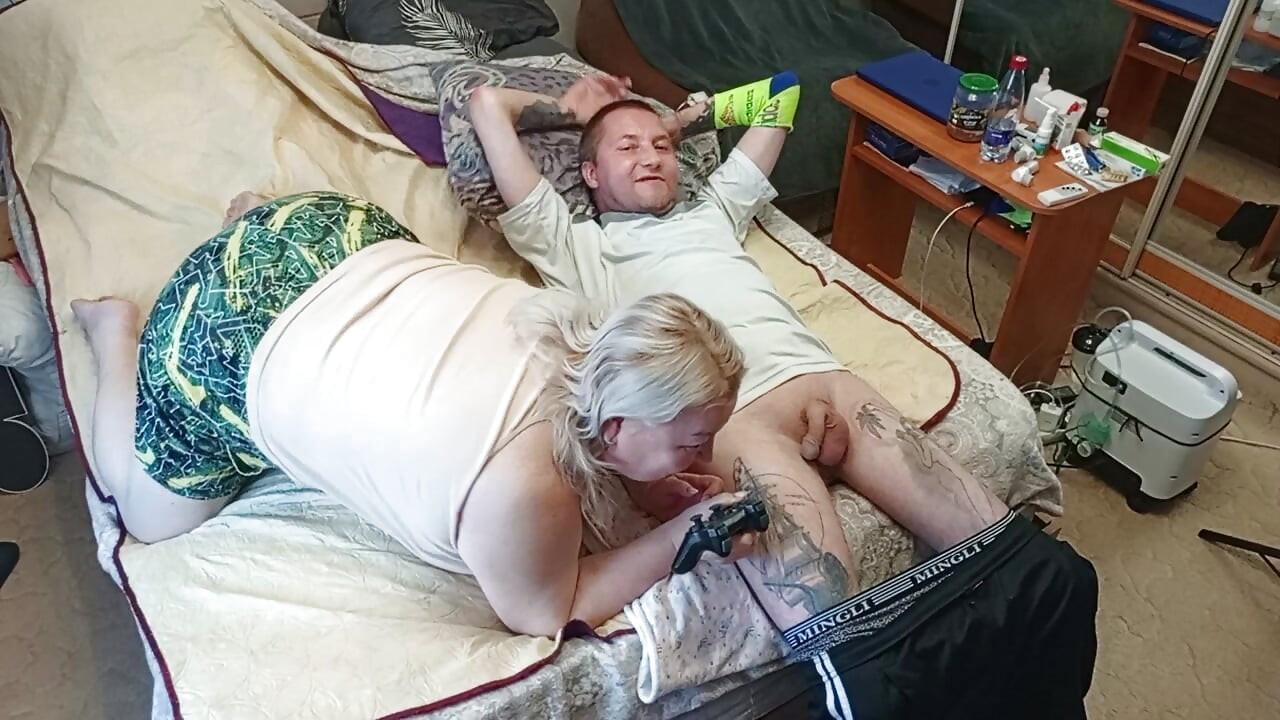 hra na konzoli skončila kouřením od macechy s polykáním spermatu