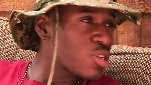 İç çamaşırlı sarışın açık havada büyük zenci yarağıyla sikiliyor