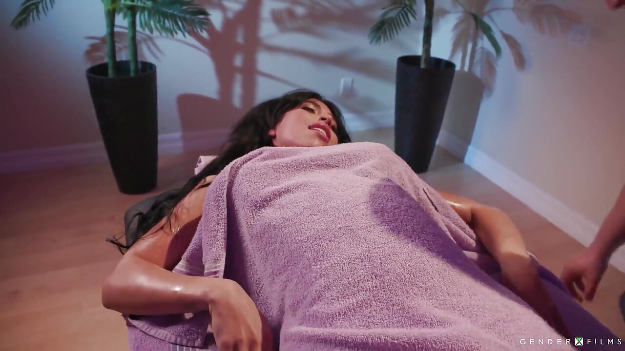 Genderx Films - Stresset transbabe får massasje med hunks kuk