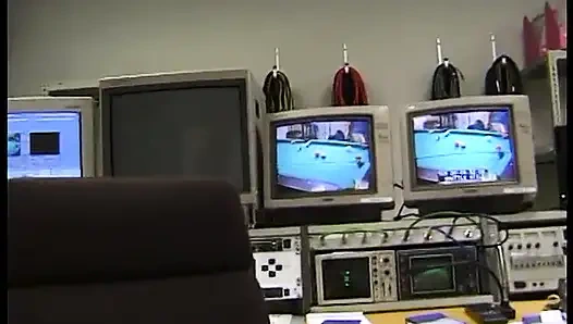 Зрелая блондинка сосет его член