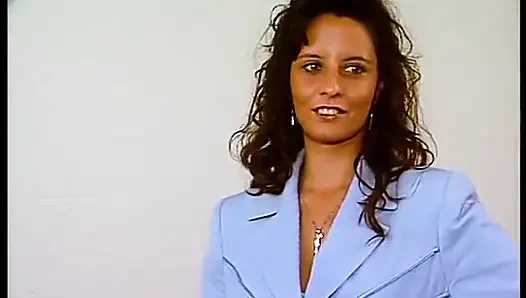 Casting cewek rambut cokelat lagi asik muasin memeknya pakai dildo