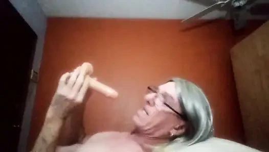 Dildomla oynuyorum sikişiyor ve emiyor