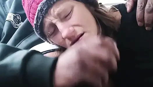 Sokak fahişesi hızlı arabada sakso - her yerde öğürüyor ve salya akıtıyor