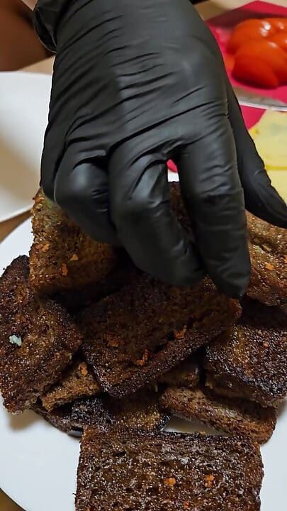 新艾瑪的烹飪秀。S1e2：大蒜麵包和裸奶子。